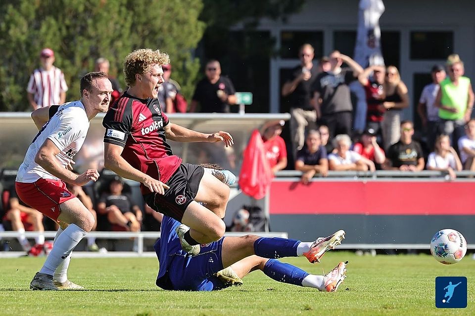 Umstrittene Entscheidung: Aubstadts Keeper Vladyslav Vertey sah nach diesem Foul gegen Piet Scobel schon in der 15. Minute glatt Rot.