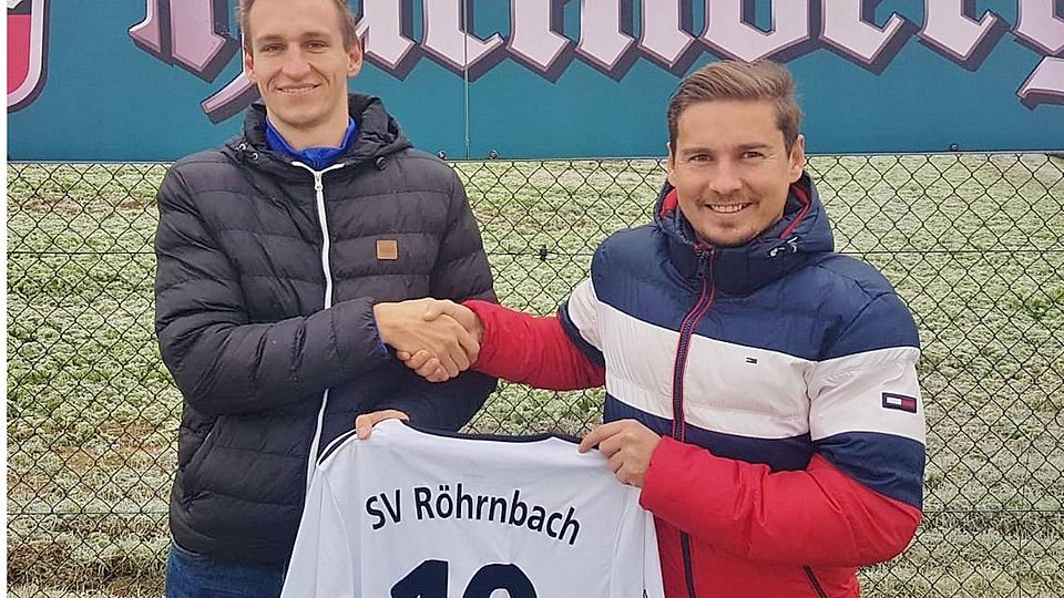 Abteilungsleiter Tobias Lorenz (links) begrüßt Neu-Spielertrainer Petr Kulhánek beim SV Röhrnbach.
