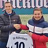 Abteilungsleiter Tobias Lorenz (links) begrüßt Neu-Spielertrainer Petr Kulhánek beim SV Röhrnbach.