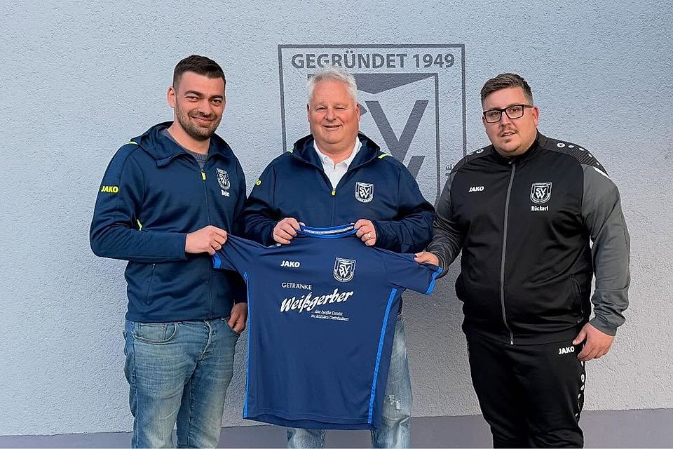 Willi Petz (Mitte) mit seinem künftigen Trainerpartner Mike Rückerl (rechts) und dem Vorsitzenden Matthias Beier.