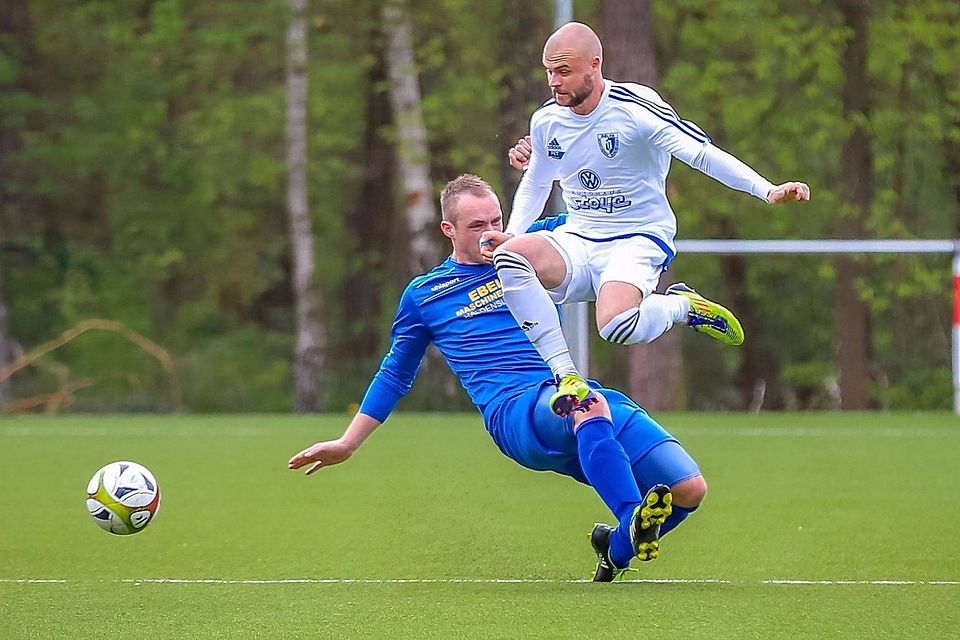 Roberto Ritter (in weiß) wechselt das Dölauer Blau gegen das Brachstedter Blau. 