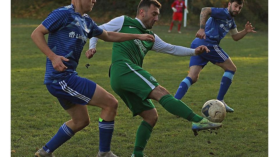 Der Gundersheimer Besart Morina (grünes Trikot) steckt mit seiner Mannschaft im Abstiegskampf. Der Guntersblumer Jannik Reich möchte diesen mit seinen Mitspielern in dieser Saison vermeiden.	Archivfoto: Christine Dirigo/pakalski-press