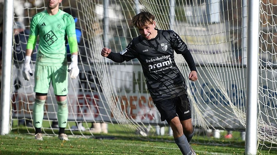 Scheibenschießen in Neuhausen: Youngster Fabian Beutel erzielte beim 9:1 einen Doppelpack. Langdorfs Keeper im Hintergrund ist nur noch bedient. 