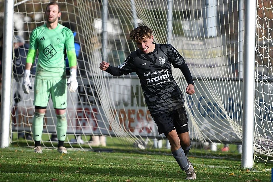 Scheibenschießen in Neuhausen: Youngster Fabian Beutel erzielte beim 9:1 einen Doppelpack. Langdorfs Keeper im Hintergrund ist nur noch bedient. 