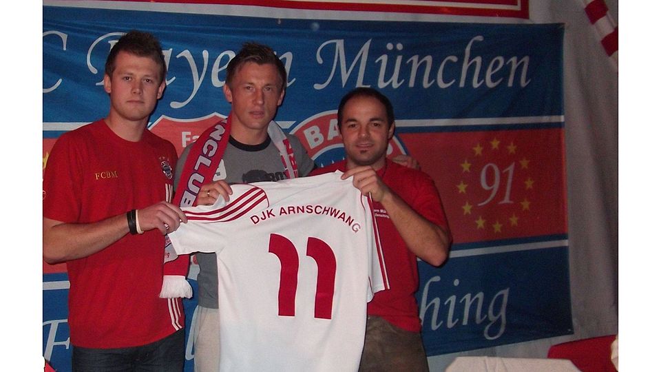 Matthias Augustin (Spielführer DJK), Ivica Olic (FCB) und Martin Baumann (Spielführer DJK)