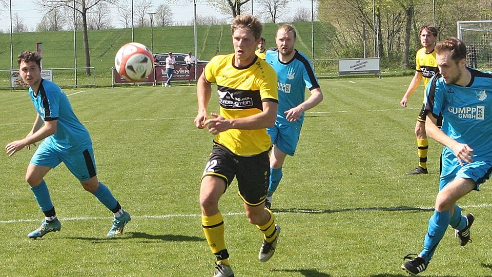 Marcel Lex (gelbes Trikot) war mit zwei Toren und einer Vorlage maßgeblich am Derby-Erfolg Lagerlechfelds beteiligt.