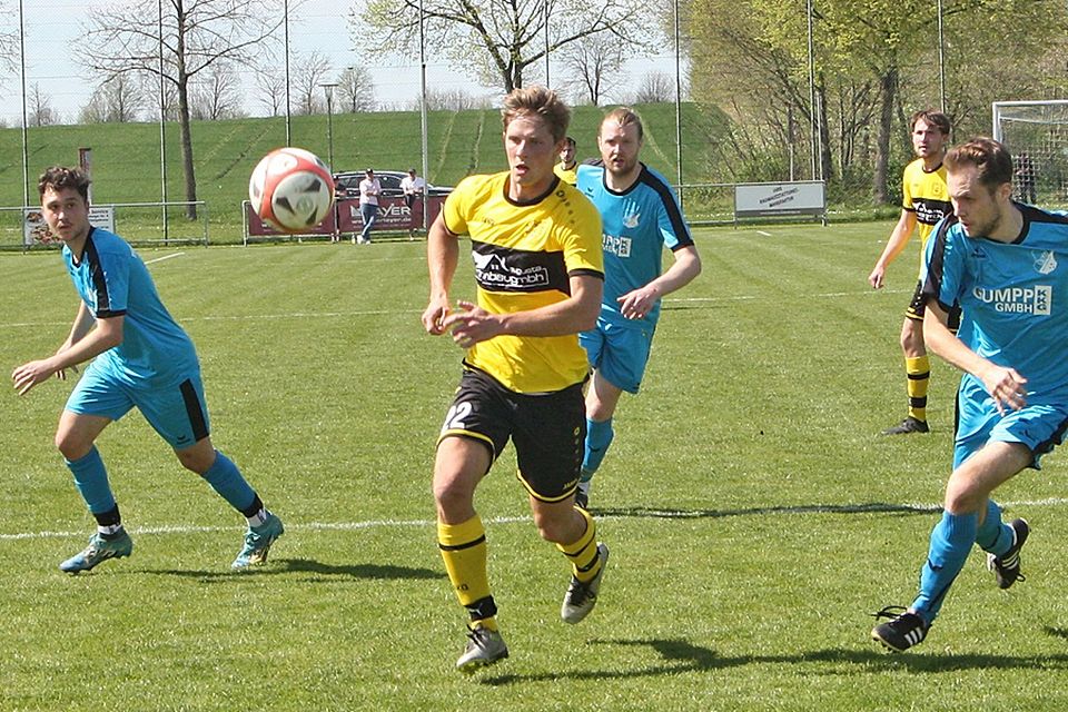 Marcel Lex (gelbes Trikot) war mit zwei Toren und einer Vorlage maßgeblich am Derby-Erfolg Lagerlechfelds beteiligt.