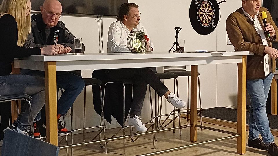 Der Beecker Vorstandstisch (v.r.): FC-Boss Werner Tellers führte durch die Versammlung, daneben die weiteren Vorstandsmitglieder Simon Pumptow und Michael Schnieders sowie Protokollführerin Nicola Breuer.