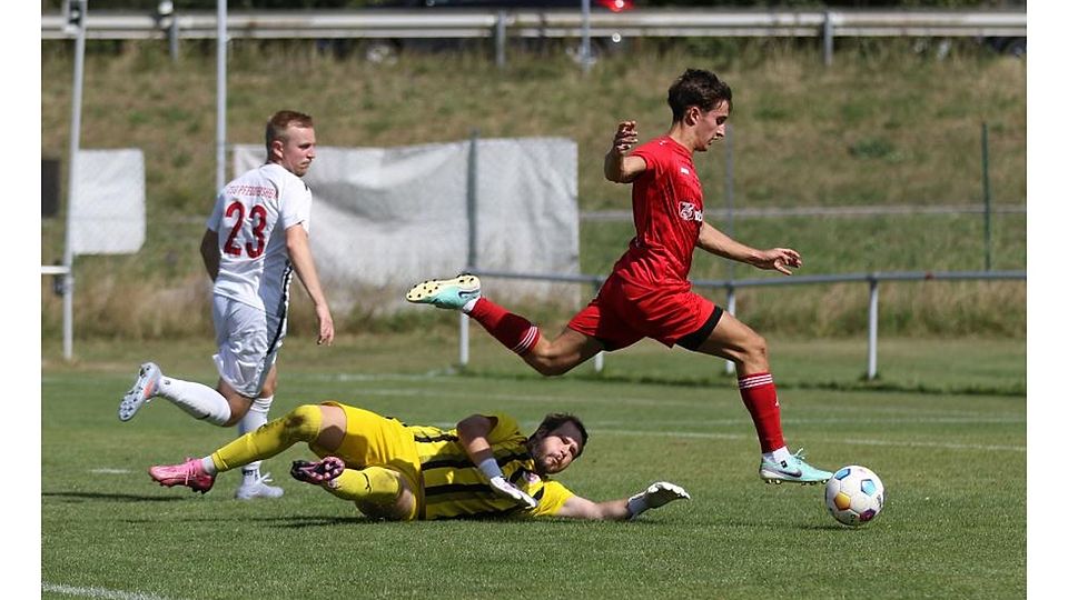 Nicht aufzuhalten: Rhenania-Spieler Alex Istrate (rotes Trikot) rennt auf dem Weg zum 1:0 an den Pfeddersheimern Philipp Hamm (Torwart) und Maximilian Gumz vorbei.	Foto: Christine Dirigo/pakalski-press