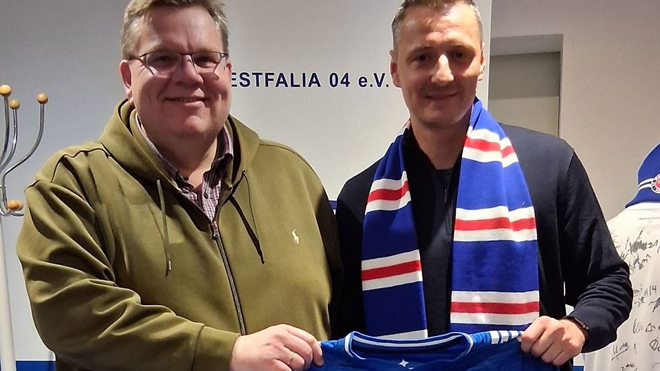 SCW-Vorsitzender Ingo Brüggemann mit Kamil Bednarski.