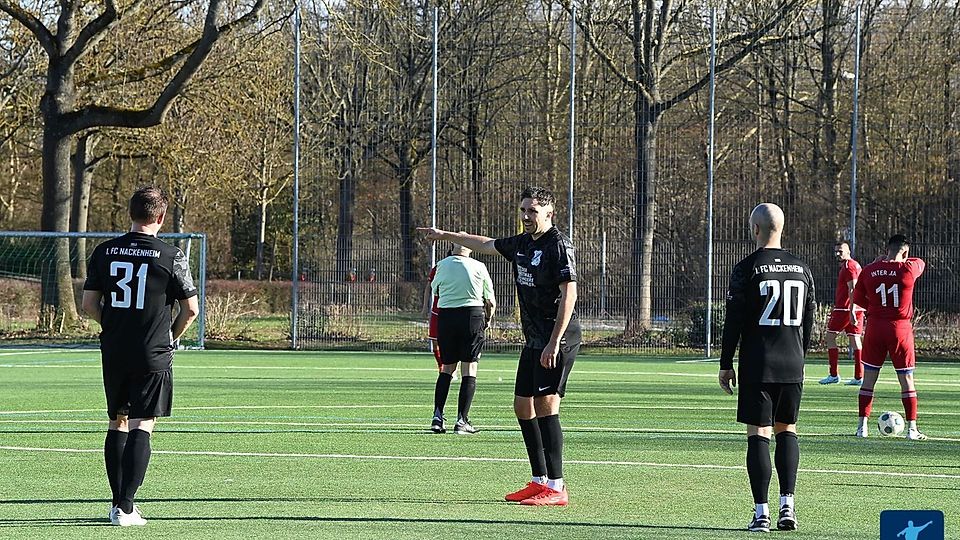 Norman Loos (in Schwarz in der Mitte), Spielertrainer des 1. FC Nackenheim, gab auch im Spitzenspiel gegen den FSV Saulheim II die richtige Richtung vor (Foto aus früherer Partie zwischen FC Inter Mainz - 1. FC Nackenheim).