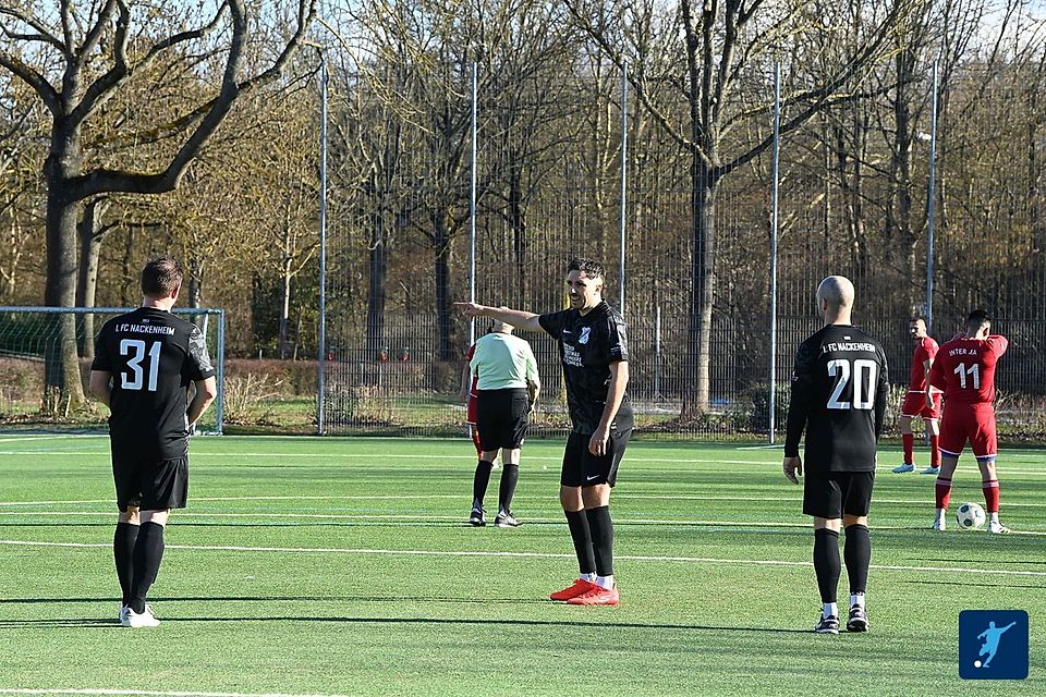 Norman Loos (in Schwarz in der Mitte), Spielertrainer des 1. FC Nackenheim, gab auch im Spitzenspiel gegen den FSV Saulheim II die richtige Richtung vor (Foto aus früherer Partie zwischen FC Inter Mainz - 1. FC Nackenheim).