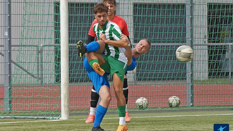 Der 1.FC Kiedrich (weiß-grüne Trikots) will weiter Punkten in der Kreisoberliga Rheingau-Taunus. -Archivfoto