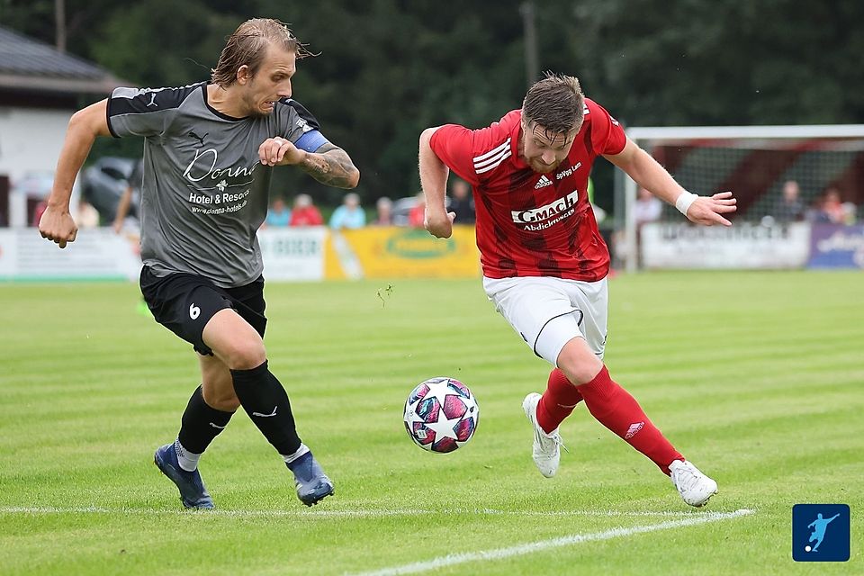 Neukirchens Kapitän Lukas Novy (links, hier im Liga-Hinspiel gegen Lam) verwandelte den entscheidenden Elfmeter.