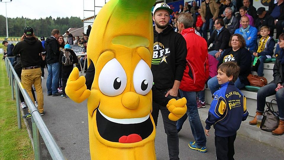 Dass auch geistig behinderte Jugendliche dem Ball nachjagen können, ist nicht selbstverständlich. Die Regensburger Idee der Bananenflankenliga macht es möglich, demnächst deutschlandweit.  Foto: Brüssel