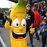 Dass auch geistig behinderte Jugendliche dem Ball nachjagen können, ist nicht selbstverständlich. Die Regensburger Idee der Bananenflankenliga macht es möglich, demnächst deutschlandweit.  Foto: Brüssel