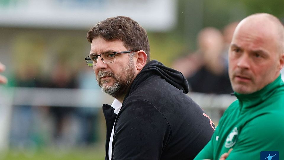 Teammanager Jürgen Fuchs, Co-Trainer Sepp Holler und ihr Blick, der zum SVS-Fußballjahr 2025 passt.