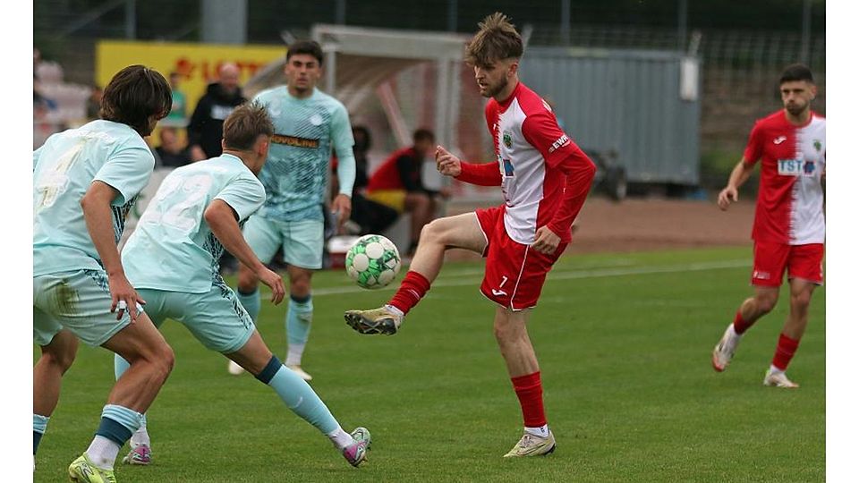 Wormatias Mittelfeldspieler Julian Marquardt, hier im Heimspiel gegen den 1. FC Kaiserslautern II, siegte mit seiner Mannschaft beim Saisonabschluss in Engers.	Foto: Christine Dirigo/pakalski-pres