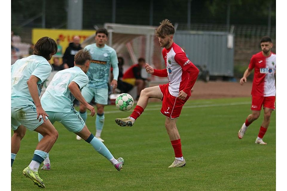 Wormatias Mittelfeldspieler Julian Marquardt, hier im Heimspiel gegen den 1. FC Kaiserslautern II, siegte mit seiner Mannschaft beim Saisonabschluss in Engers.	Foto: Christine Dirigo/pakalski-pres