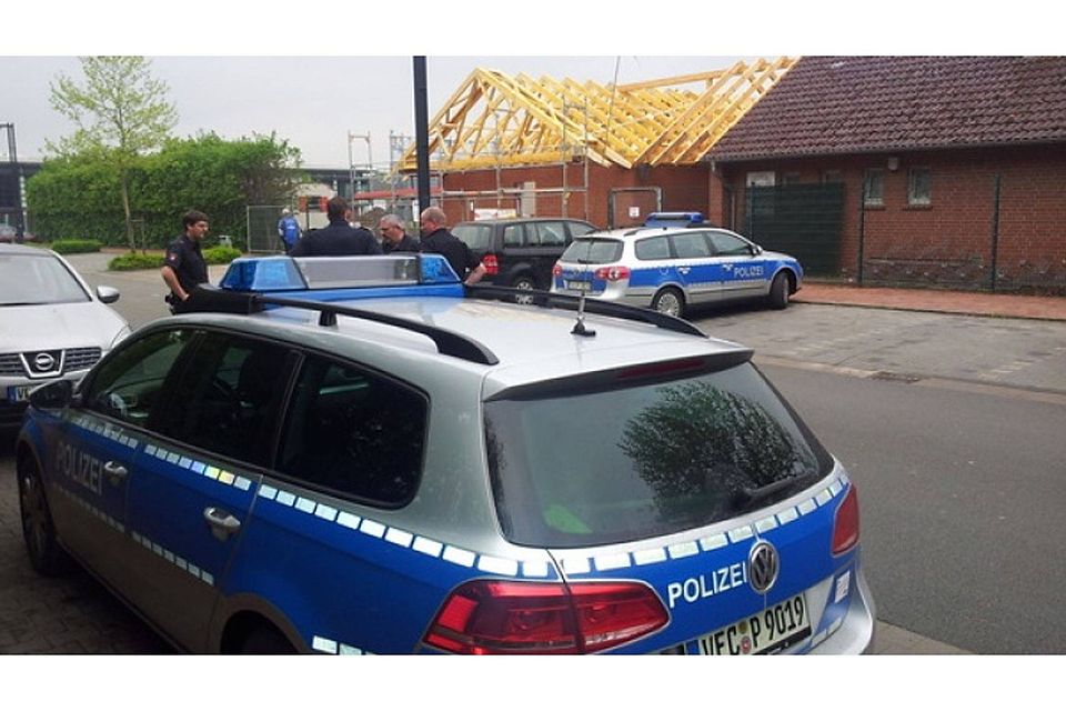 Mehrere Polizeiwagen rückten im Mai 2013 zum Quakenbrücker Sportplatz am Deich aus. Foto: Quakenbrücker SC