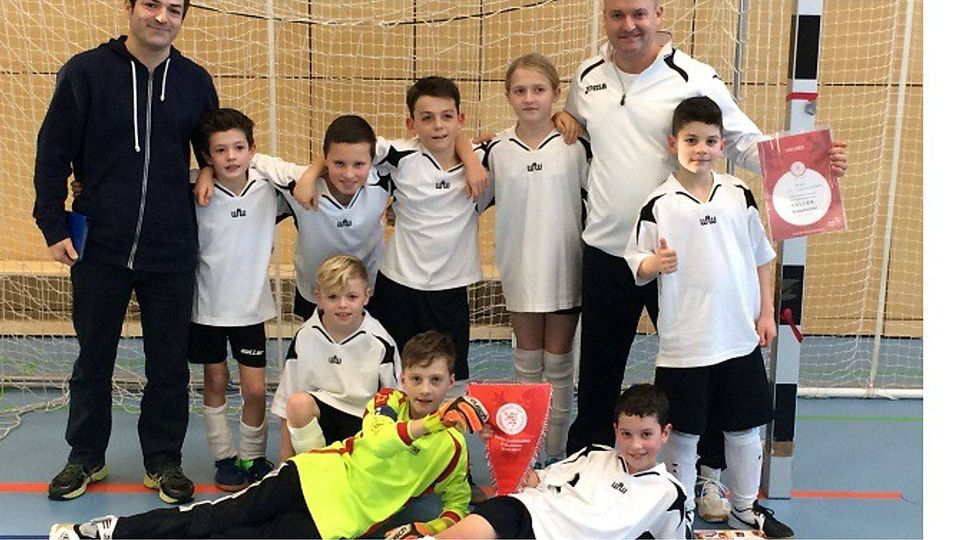 Die E-Junioren des JFV Idstein/Waldems glänzen in der Halle. (Namen der Spielerinnen und Spieler im Text). Foto: JFV Idstein/Waldems