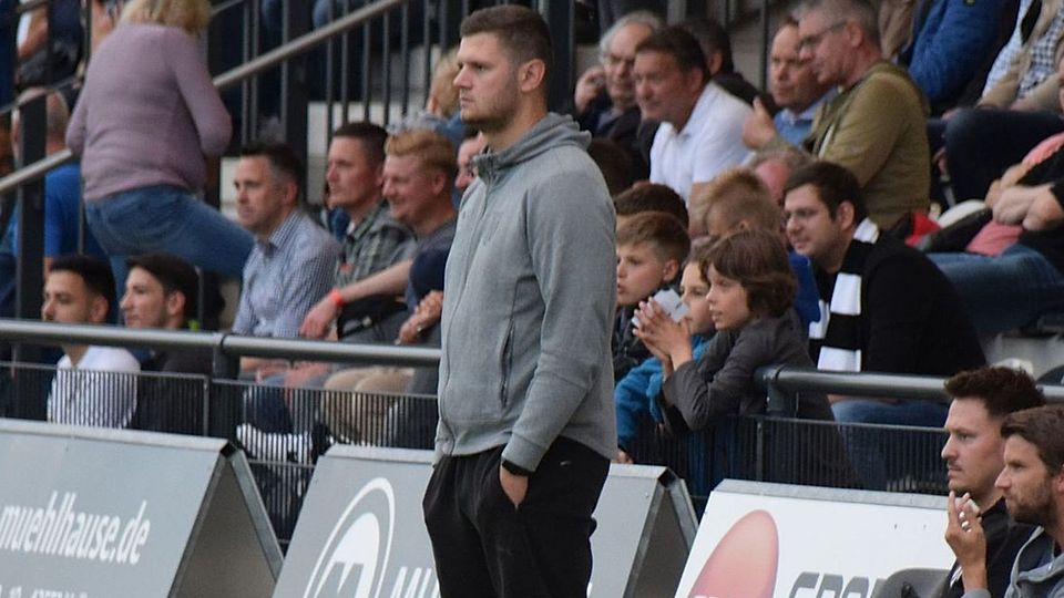 Jan Winking ist als 26-jähriger Trainer mit dem 1. FC Bocholt in die Regionalliga aufgestiegen - darf aber nach drei Spieltagen nicht mehr weitermachen. 