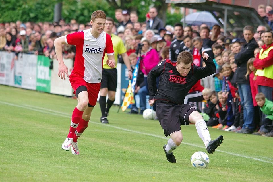 Vor 2000 Zuschauern stieg Michi Diermeier (r.) mit dem SV Donaustauf in die Landesliga auf.