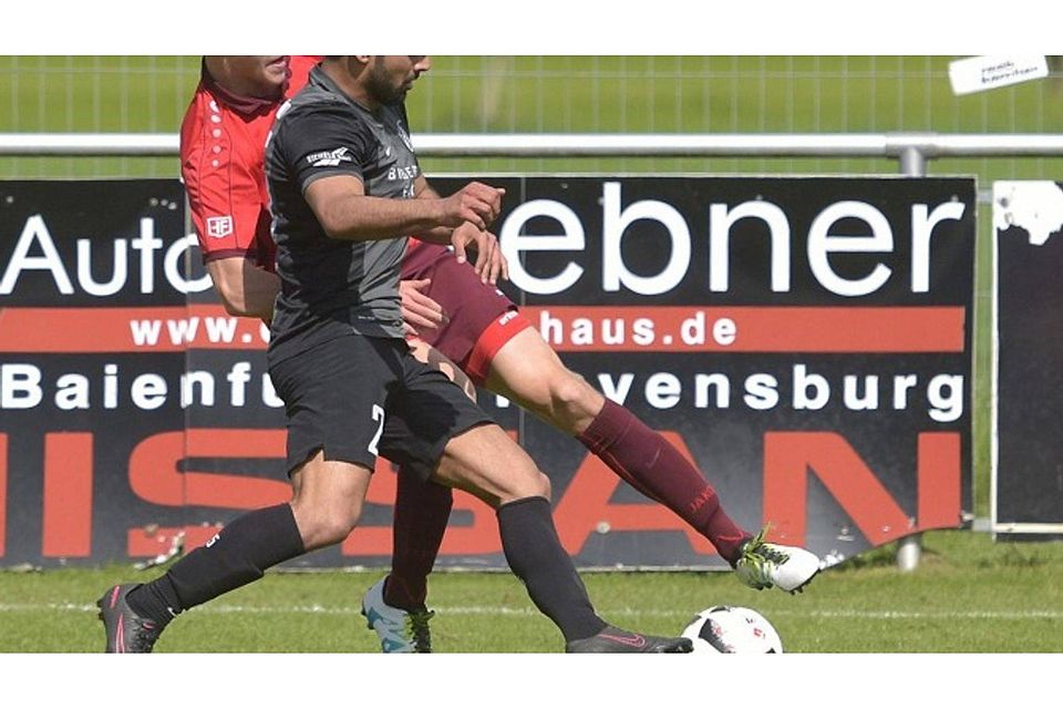 Das 0:0 gegen Normannia Gmünd (Efendi Erol, vorne) war für Jonas Schuler und den TSV Berg am Samstag zu wenig im Abstiegskampf in der Fußball-Verbandsliga. Derek Schuh