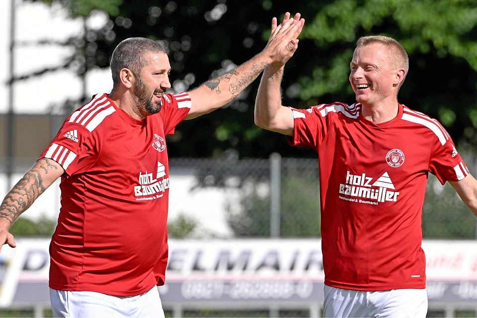 Vier Tore binnen 15 Minuten: Sascha Mölders schoss den SV Mering II quasi im Alleingang zum Sieg gegen den TSV Pfersee. Adam Matuszak gratuliert.