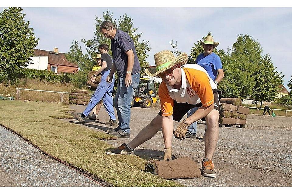Tino Wehner, Karsten Michel, Sebastian Böhme, Bodo Gudenschwager und viele Helfer packen dieser Tage beim Verlegen des Rollrasens auf der ehemaligen Hertha-Anlage in Finsterwalde zu. Fot Tino Wehner, Karsten Michel, Sebastian Böhme, Bodo Gudenschwager und viele Helfer packen dieser Tage beim Verlegen des Rollrasens auf der ehemaligen Hertha-Anlage in Finsterwalde zu. Fot