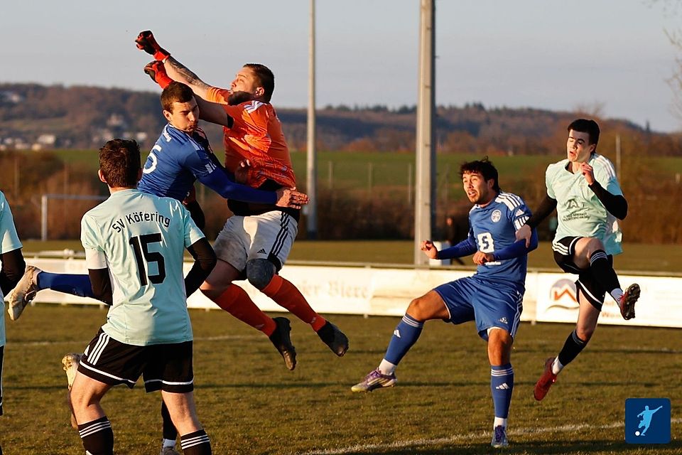 Der zuletzt etwas schwächelnde Ligaprimus SV Raigering (in Blau) spürt den heißen Atem von Verfolger TuS Rosenberg und steht im Heimspiel gegen Schmidmühlen unter dem Druck des Gewinnenmüssens.