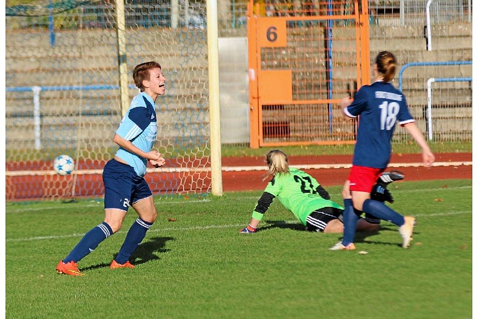Der Ball liegt frisch im Netz und Petra Körtge bejubelt zurecht ihren schönen Treffer, der den 2:1-Endstand bedeutete.  ©MZV