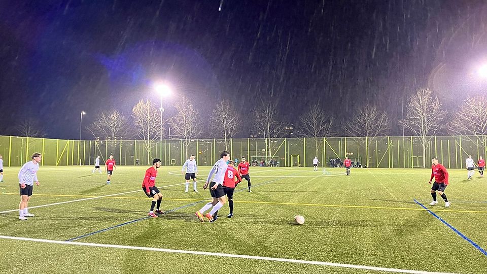 In strömendem Regen setzte sich Seefeld (in weiss, für einmal auf dem Heerenschürli) 2:0 gegen Seuzach durch.