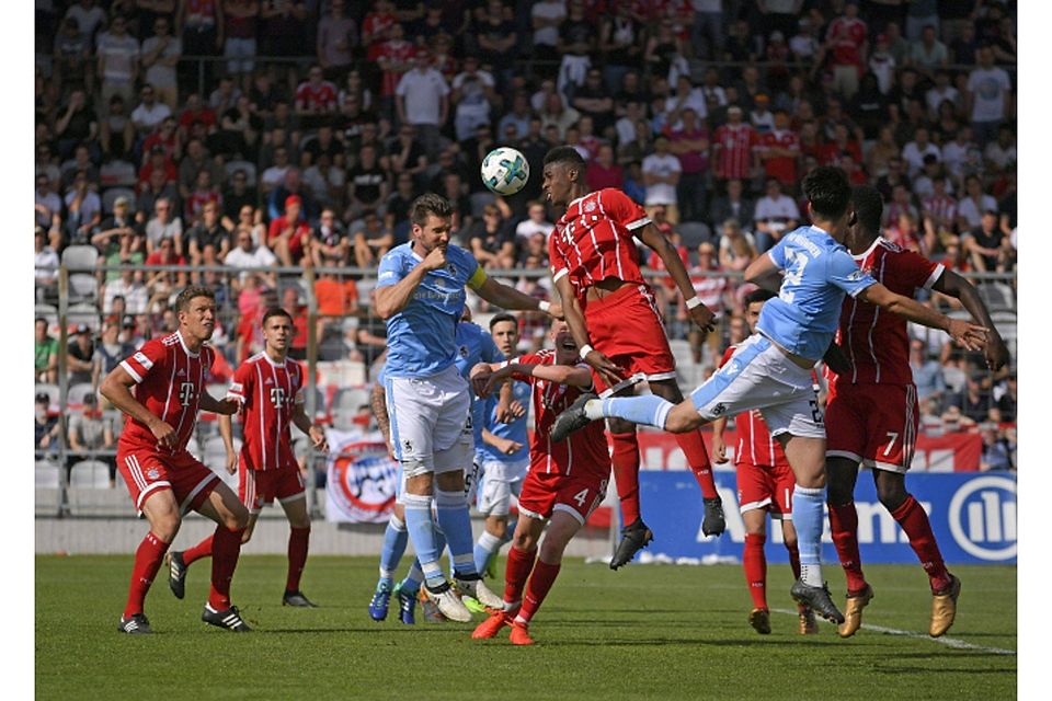 Blau gegen Rot. Das Derby wird mit Spannung erwartet. MIS / Bernd Feil/M.i.S.