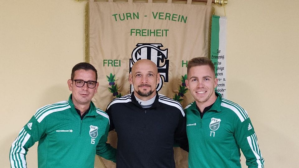 Abteilungsleiter Sascha Neumann (links) und der Sportliche Leiter Alexander Felgentreff (rechts) begrüßten den neuen TSV-Coach Tino Euler.