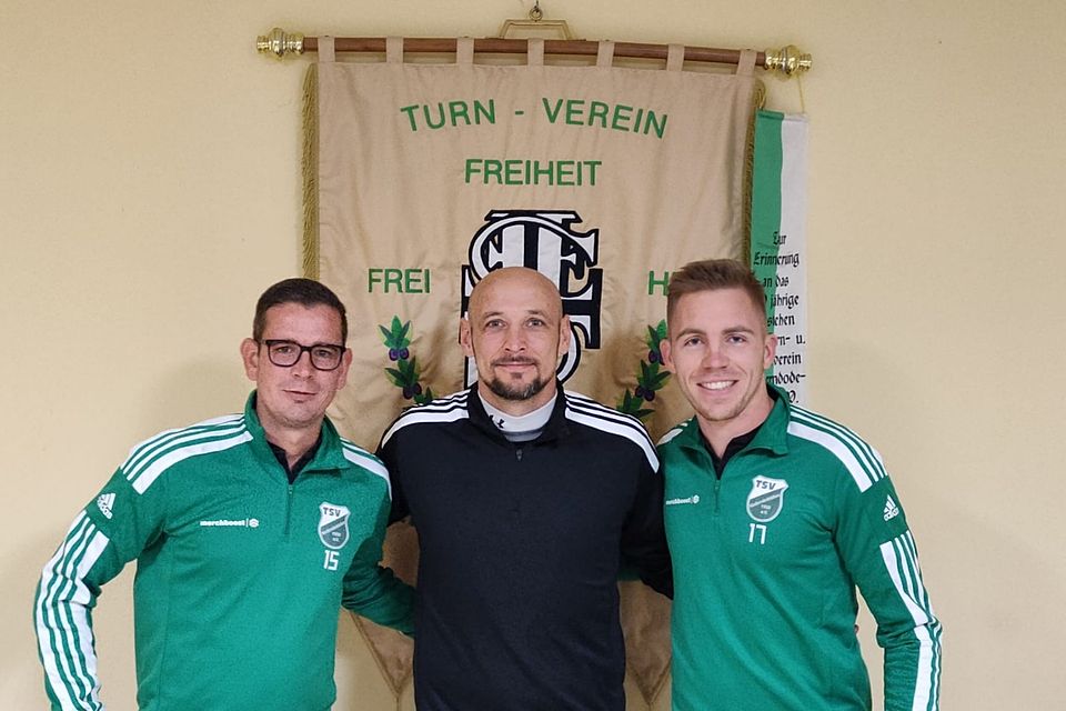 Abteilungsleiter Sascha Neumann (links) und der Sportliche Leiter Alexander Felgentreff (rechts) begrüßten den neuen TSV-Coach Tino Euler.