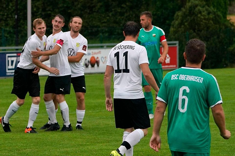 Des einen Freud’, des andern Leid; Die Söcheringer bejubeln das 1:0, die Oberhausener sind geknickt.