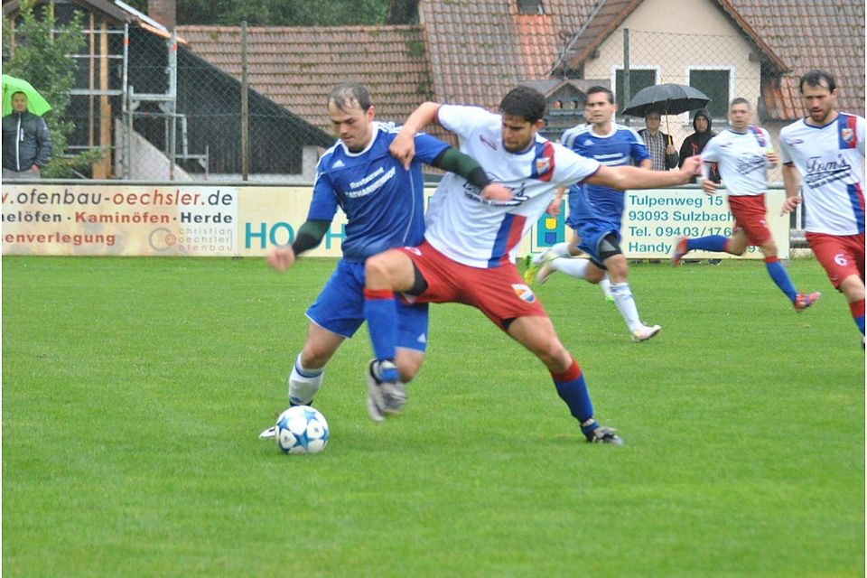 Michael Renner (r.) und der SV Sulzbach erkämpften sich einen Dreier gegen Ziegetsdorf. F: Brandt