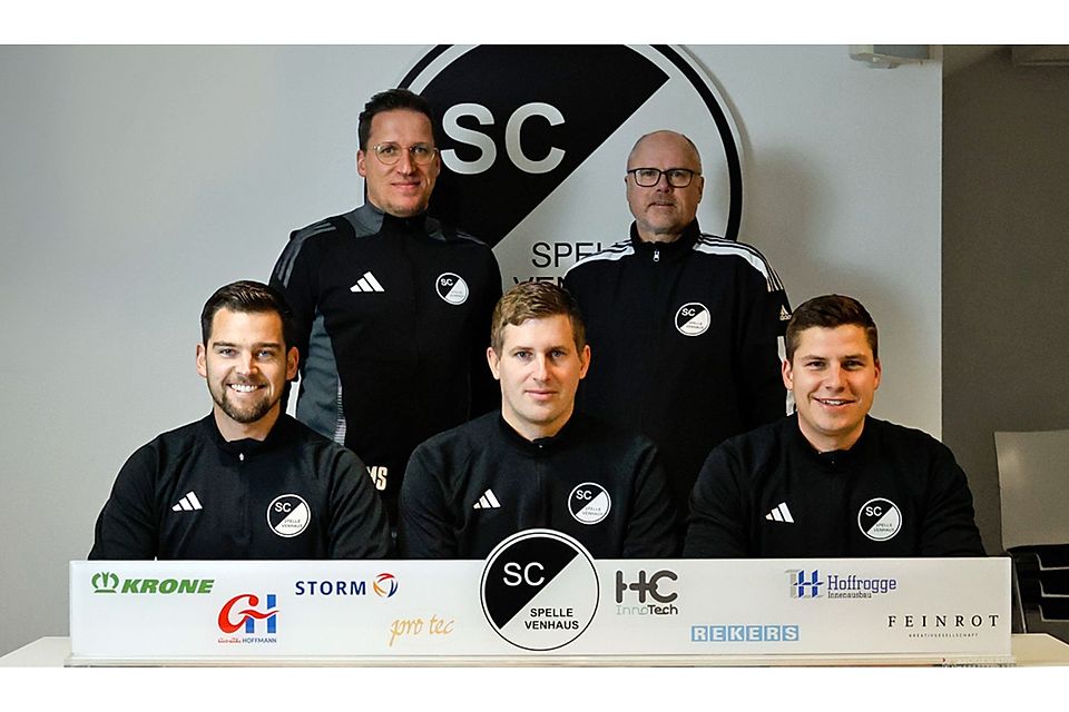 Das Titelfoto zeigt (hinten v.l.:) den Sportlichen Leiter Markus Schütte und den Vorsitzenden der Fußballabteilung Jürgen Wesenberg sowie (vorne v.l.:) Co-Trainer Marius Kattenbeck, Cheftrainer Tobias Harink und Co-Trainer Henry Hupe. 