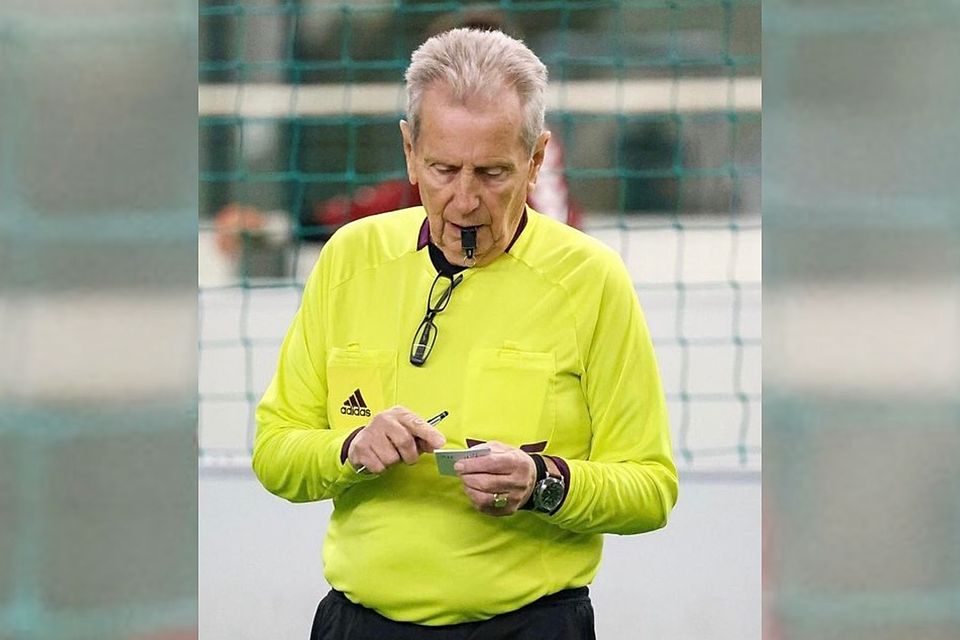 Der 77-jährige Peter Mees leitet seit 40 Jahren Fußballspiele.