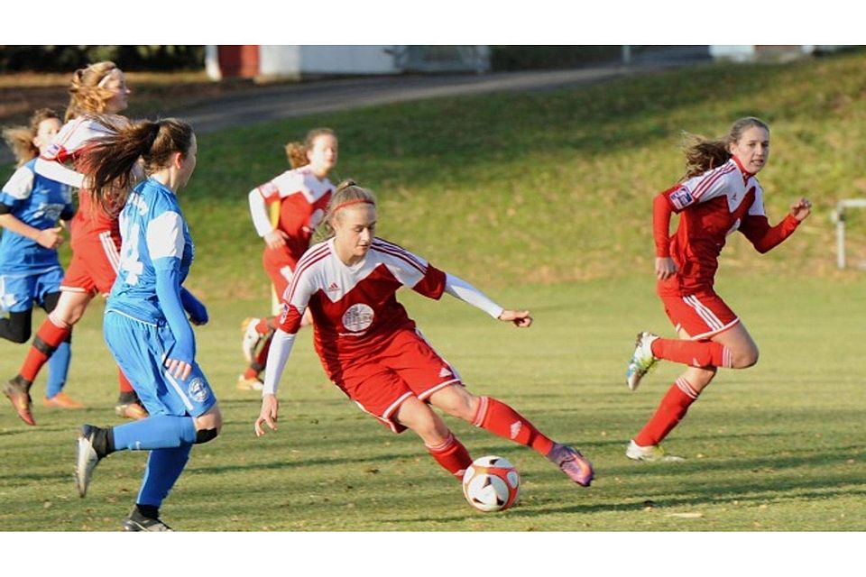 Die Juniorinnen des TSV Tettnang kontrollieren Ball und Gegner und siegen mit 2:0. far