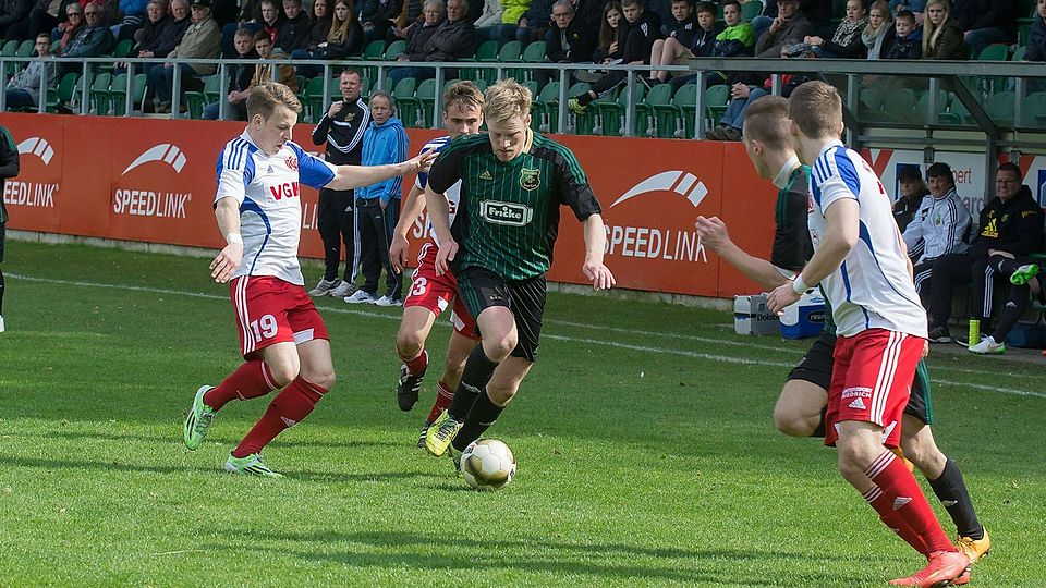 Der Torschütze zum 2:0, Mirko Lippold (am Ball), setzt sich gegen mehrere Lüneburger Gegenspieler durch. Foto Siegbert Demmer
