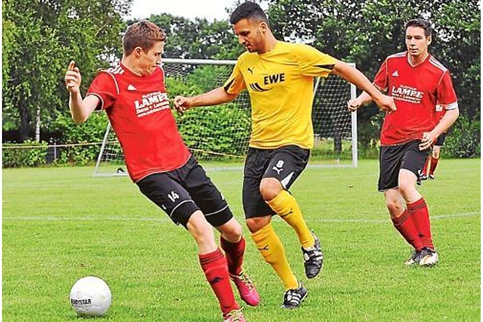 Rassige Zweikämpfe für den guten Zweck: Die Spieler aus  Berne und  Esenshamm begegneten sich in Oldenbrok auf Augenhöhe Felix Grossmann