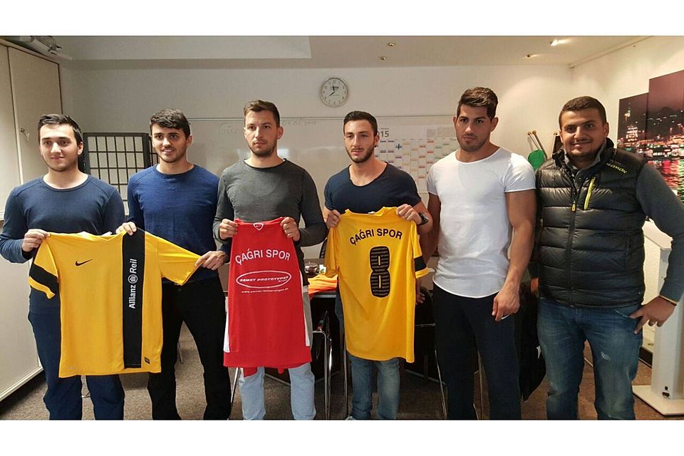 Foto v. Links: Oguz Aytan, Enes Turhan, Tolga Dogan, Osman Güngör, Yavuz Akpinar, Spielleiter: Yunus Güler