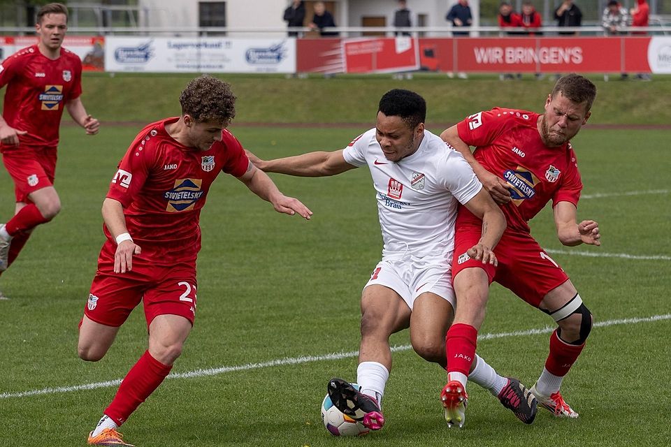 In Bedrängnis durchsetzen wollen sich die Forstinninger Fußballer um Mike Opara (Mitte) am Freitagabend in Karlsfeld.