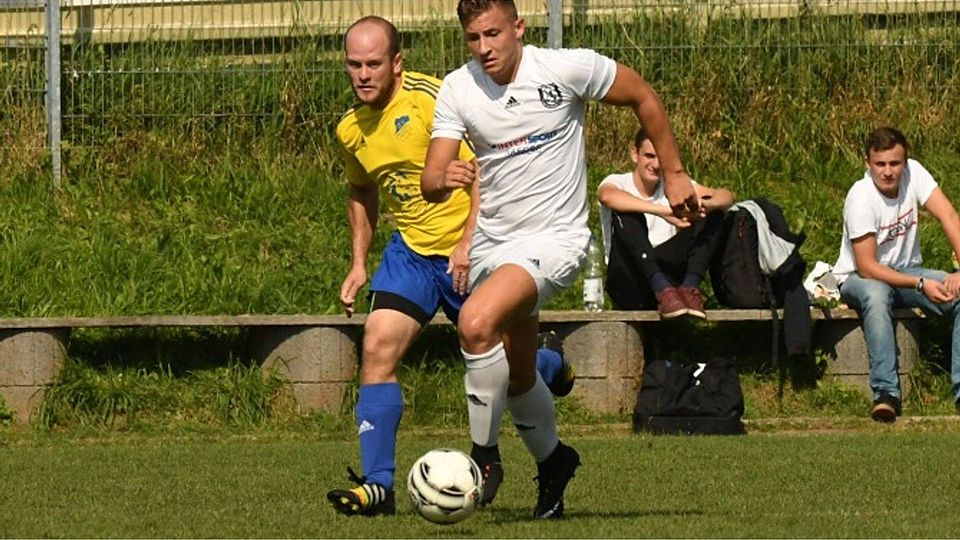 Jan Wellems Jeremy Wihl (rechts) setzt sich kraftvoll gegen Bechens Michael Burchert durch und traf insgesamt drei Mal.