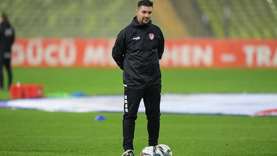 Sucht händeringend nach neuen Spielern: Türkgücü-Trainer Alper Kayabunar.