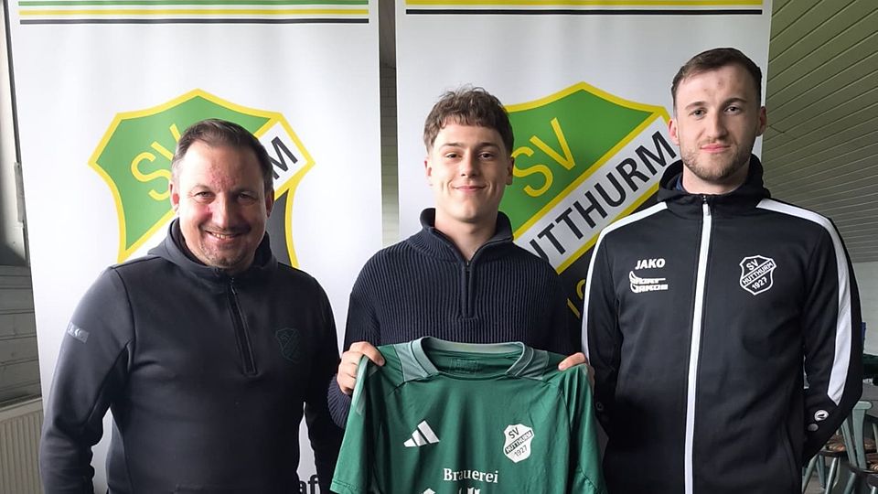 Von links nach rechts: Vorstand Stefan Winter, Neuzugang Elias Glanzer, Spielertrainer Julian Liebenow 