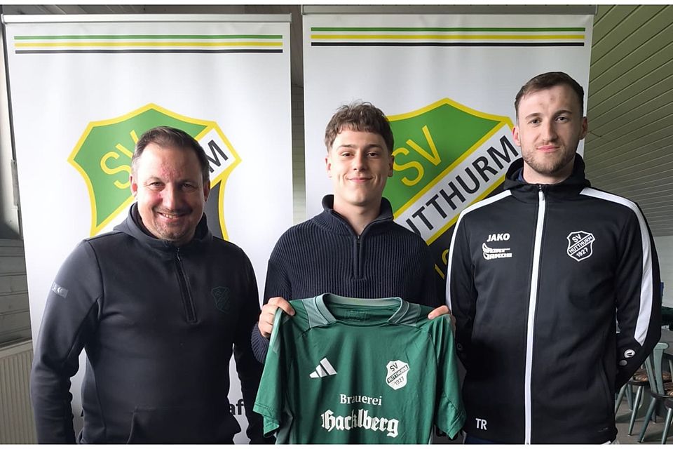 Von links nach rechts: Vorstand Stefan Winter, Neuzugang Elias Glanzer, Spielertrainer Julian Liebenow 