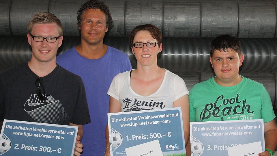 FuPa-Redakteur Benjamin Kraus (2.v.l.) mit den drei glücklichen Gewinnern Andrea Krüßel (2.v.r.), Dennis Kurth (l.) und Nico-Andreas Paetzel (r.). Foto: Lennart Dommer